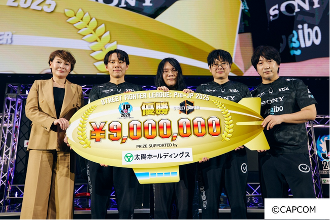 eスポーツ大会「ストリートファイターリーグ: Pro-JP 2025 グランドファイナル」優勝チームに賞金贈呈～『ストリートファイター6』とコラボしたブースを2年連続出展～