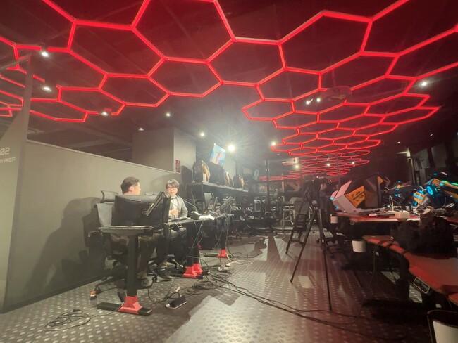 町田のeスポーツ施設NOABOX、ゲームイベントの実況配信スタジオでの使用レビュー - プロチームのブートキャンプ拠点としても活用拡大