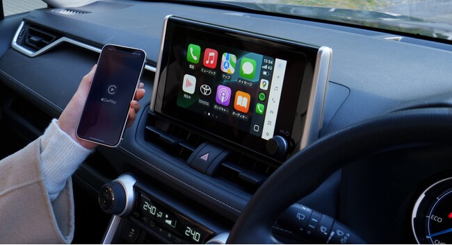 乗るたびにケーブル不要！iPhoneもAndroidも“置くだけ”でつながる――ワイヤレスCarPlay／Android Autoアダプター「Ottocast Mini Tube」新登場