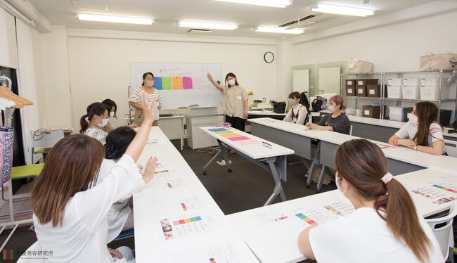 【3年で3.4倍】AI時代に伸びる”新しい現場職”「介護美容」 年間1,200名が選ぶ、介護現場の新しい担い手