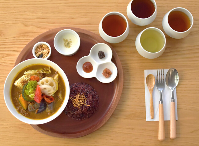 【100種類の生薬が入った薬膳スープカレー】老舗生薬メーカーが本気で挑んだ、京都発・通年メニュー