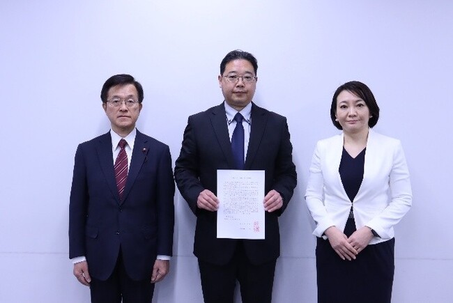 ２月４日（水曜）、港区と港区議会が２３区で唯一の米軍ヘリポート基地の撤去に関する要請書を防衛省と東京都に提出しました