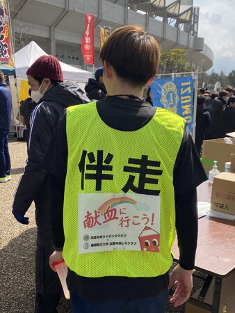 【島根県立大学】学生ボランティアとライオンズクラブが連携し、出雲くにびきマラソン大会を支援