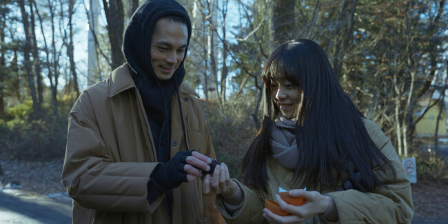 ギークピクチュアズ 配給・宣伝、映画『椰子の高さ』、1つの指輪をきっかけに結婚への想いが芽生え始める男女2人を描いた本編映像とそんな恋人同士の仲睦まじい姿を切り取った場面写真を公開