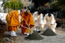 ご宮司・ご住職らによる鍬入れの儀。 ご宮司・ご住職らによる鍬入れの儀。