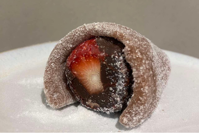 【菓子たかむら】昨年好評につき再登場。ココア香る求肥に、チョコがけいちごといちじくの甘露煮を包んだ「バレンタイン八衣」を発売