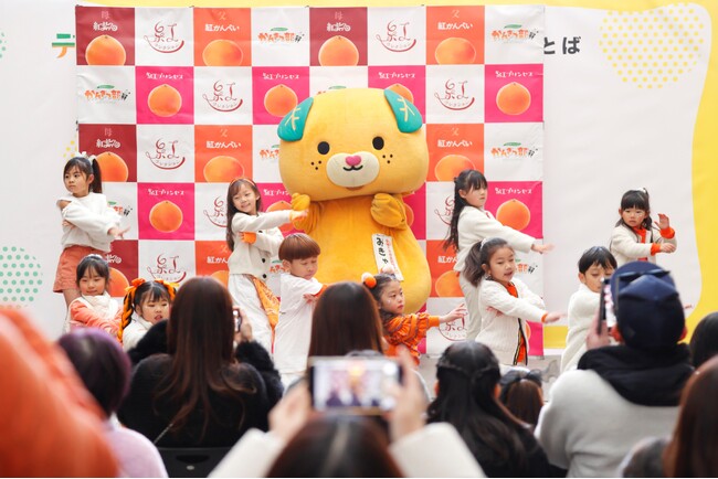 「えひめ愛ある食の市」で「愛媛のかんきつ 旬！旬！音頭ステージ」を披露！