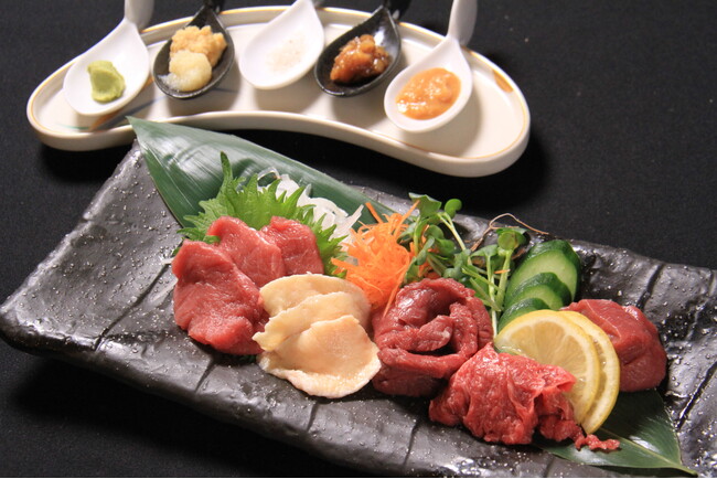 馬刺し全品半額。2月9日“肉の日”を含む3日間限定で2店舗同時開催｜大衆馬肉酒場 馬王