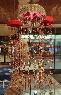 ホテル東京ガーデンパレス　第7回春の装飾　大つるし飾り展　～約3000個の雛の飾り物～「雪国越後三大つるし雛・山形県湊町酒田の傘福®・宮城県大崎市のつるし飾り展」つるし雛装飾と新潟物産展開催のお知らせ