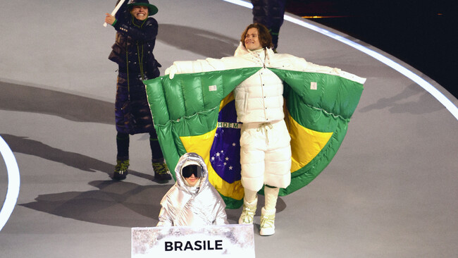 ミラノ・コルティナ冬季オリンピック開会式にて ブラジル代表チーム、モンクレールが手掛けた公式ユニフォームを着用