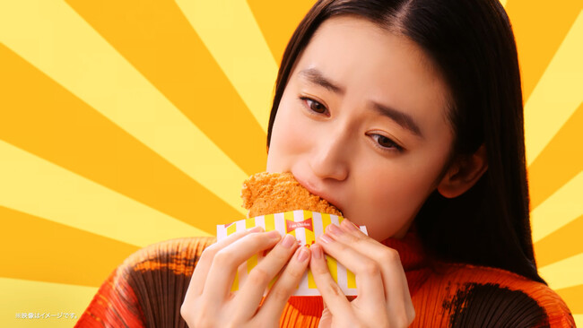 八木莉可子さんが初の“波乗り”でチーズの海をサーフィン！ファミチキのCM出演数が最多の八木さんが「ファミチキ検定」に挑戦新CM「濃厚チーズinファミチキ チーズトリップ」篇2月10日(火)から放映開始