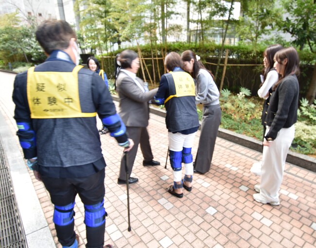 “高齢者疑似体験講座”を開催(ニュースレター)