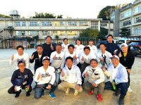 【柏市立逆井小】29年越しの恩返し　卒業生の塗装職人が母校の遊具を塗り替え　「塗り替えとは」を児童へ伝える