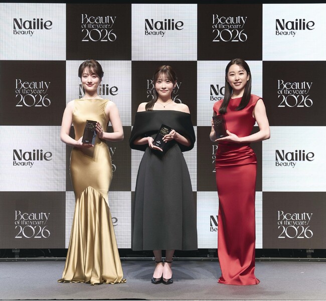 桜井日奈子さん、谷まりあさん、櫻井優衣（FRUITS ZIPPER）さんが“今を象徴するビューティーアイコン”として各部門を受賞。企業部門ではCANDY TUNEがプレゼンターとし登場し受賞企業を祝福