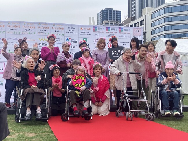 最高齢101歳のモデルがランウェイへ　高齢者×介護職×学生が「美容」でつながるファッションウォーク開催