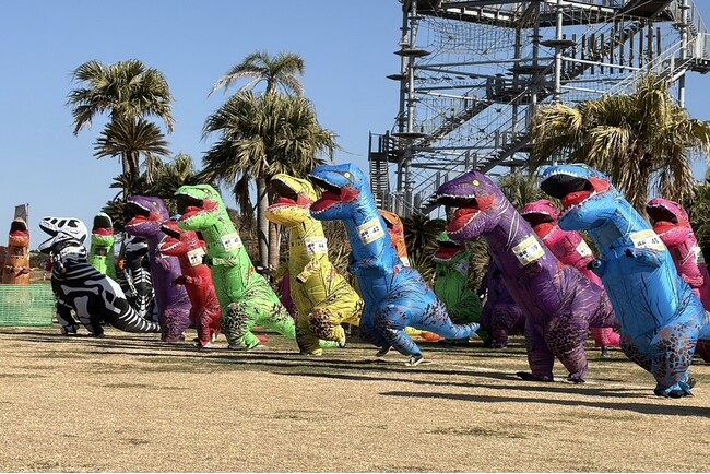 【横須賀・ソレイユの丘】300体の恐竜が原っぱを激走＆踊り狂う！ 『第4回ティラノサウルスレース』3月7日(土)開催決定。カオスな「ティラノパレード」も初実施！