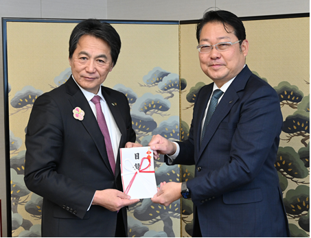 【京都府亀岡市】日本最大級の緑の祭典へ弾み。株式会社ウエダより企業版ふるさと納税300万円を受領