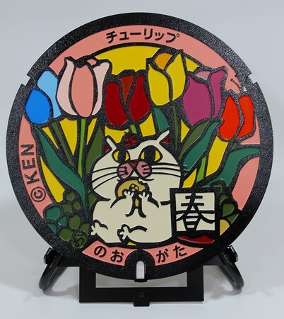 【直方市】切り絵クリエイターKENがデザイン、オリジナルデザインマンホールを設置!
