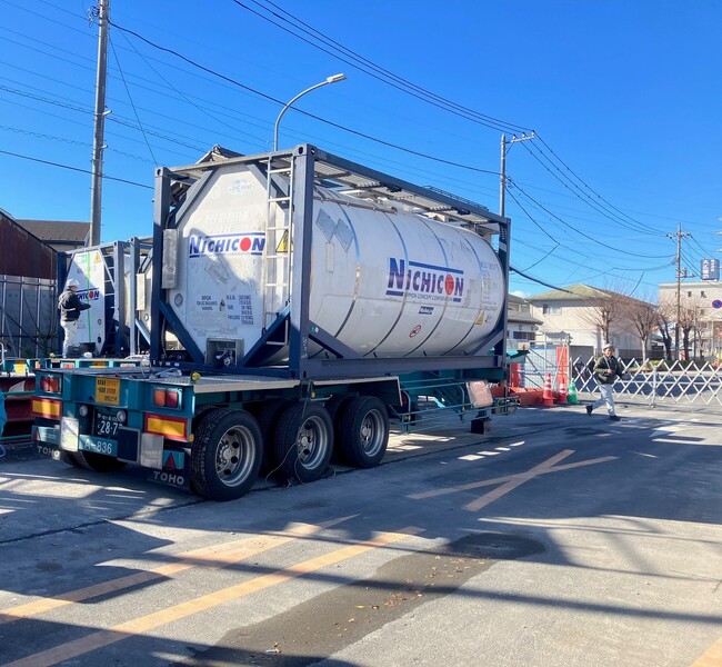 八潮市道路陥没事故から1年／日本コンセプトが事故現場への物流インフラを提供ータンクコンテナによる長期・大量薬剤添加の供給体制を構築ー