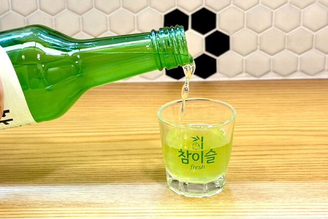 『抹茶ミスル』が期間限定登場！抹茶を振って飲む新体験｜大衆馬肉酒場 馬王 十三店