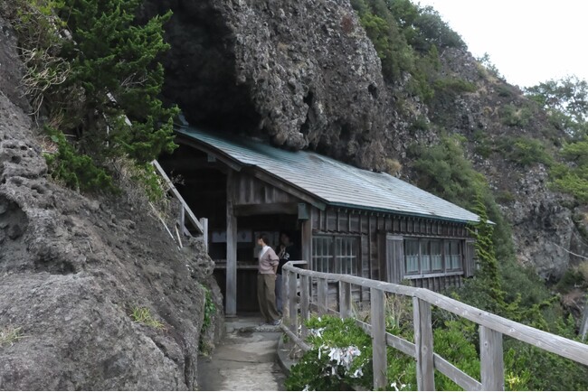 【静岡県南伊豆町石室神社】大学生と地元企業が紡ぐ「縁をふかめるベンチ」除幕式開催
