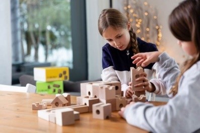 子どもたちの直観力や創造力が平和へと繋がるスイス製木製玩具「CUBORO」をドイツ国際平和村へ寄贈