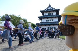 弘前城天守曳家体験(2015年の様子)