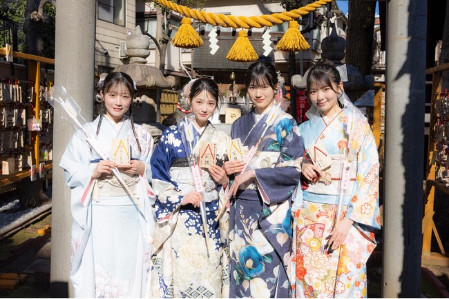 「青」の振袖でハレの日を祝福、まるやま・京彩グループが「僕が見たかった青空」へ衣装提供