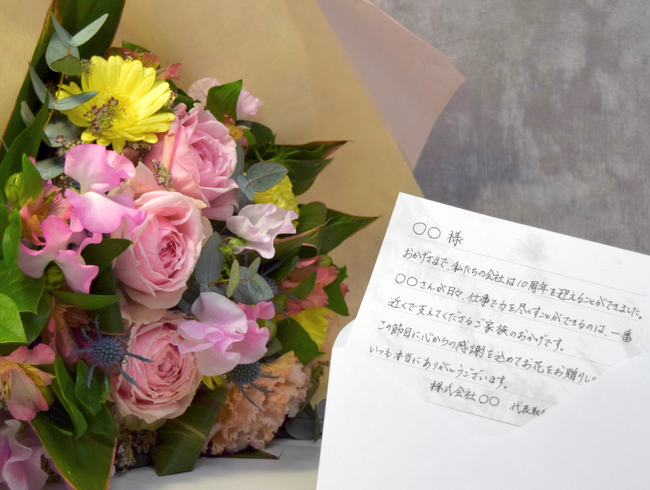 花キューピットとRAPASが業務提携。「プロが執筆する直筆のメッセージ」を花に添える、法人向けのサービスを提供開始。