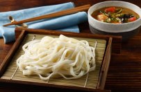 冬の王様「ほうとう」が、夏のマンネリを救う新定番へ！
夏野菜をたっぷり楽しむ『冷やしほうとう』が春夏限定で新登場