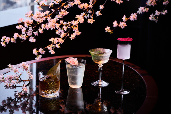 【ザ・リッツ・カールトン東京】春の息吹をテーブルに、心華やぐ美食の旅へ誘う瑞々しいいちごと桜が彩るストロベリーパフェやアラカルトなど新しい季節の訪れを五感で愉しむメニューを多数お届け