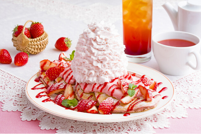 【Eggs ’n Things】苺の香りに包まれる春色メニューが新登場！「ストロベリークリームパンケーキ」「メープルベーコンのエグスンベネディクト」2月27日（金）～ 3月19日（木）
