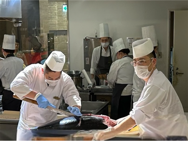 \6日間限定!見て楽しい!食べて感動!/本マグロ解体ショー開幕!