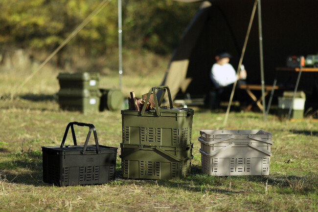 アウトドア収納として人気の「トランクカーゴ」から片手で持ち運べるバスケットタイプの収納容器「メッシュカーゴ36」が新登場。