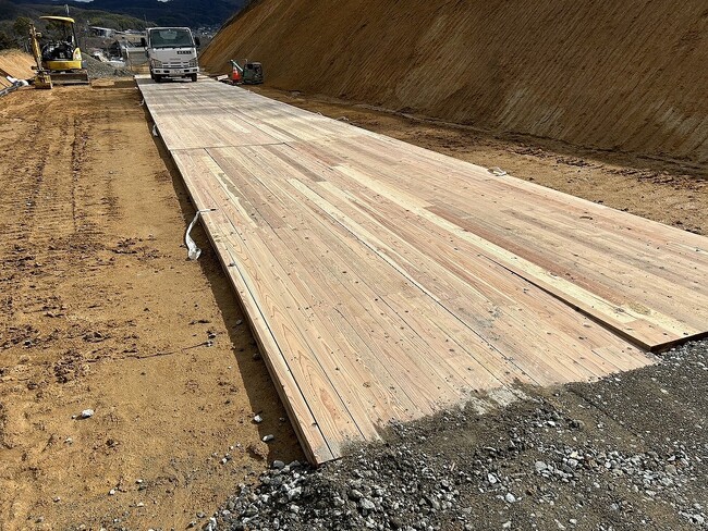 建設現場の暑さは、足元で決まる。熱中症対策の新常識：ハイパーCLT敷板という選択肢