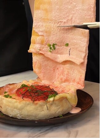 一枚麺を持ち上げる新体験 明太子パスタ×シカゴピザが中目黒に登場