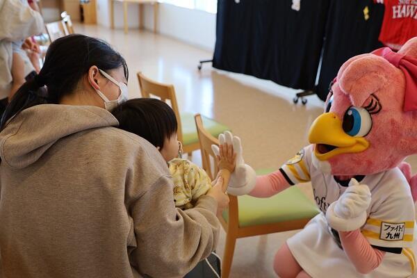 福岡大学病院と福岡大学筑紫病院にハリーとハニーが訪れ、入院中の子どもたちへ元気を届けました