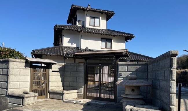 千葉・鴨川に一棟貸し別荘「鴨川城」オープン − 3/27までプレオープン価格で提供中
