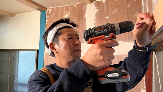 パンサー尾形がDIYで古民家のリフォームに挑戦！こだわりスペースはどんな仕上がりに!?DIYアドバイザーの声を聞きつつ地道に作業、尾形軍団も参戦！ボロボロの家を前に絶望感から始まった無謀な挑戦の結末は？