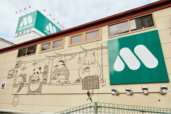 モスバーガー1号店の壁面をキャンバスに見立て制作　“MOS RECORDS”アート部門初代グランプリによる壁面アートが完成！