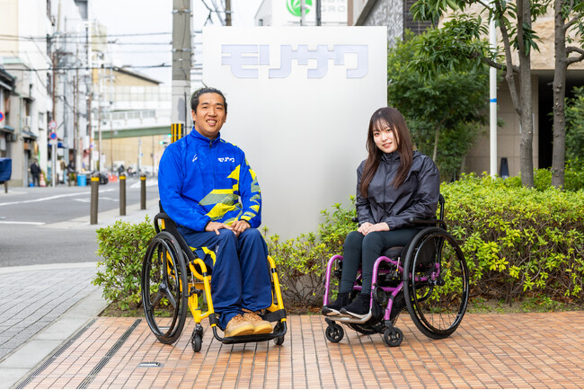モリサワ所属の佐藤友祈選手が若手パラアスリートに陸上競技用車いすレーサーを寄贈