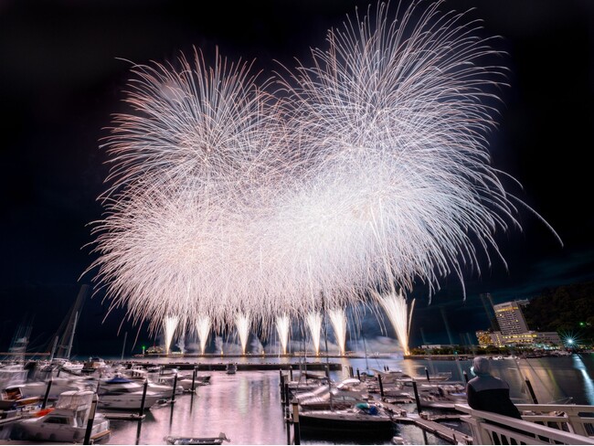 【春空に咲く大輪の華】春休みは熱海温泉へ、4月の熱海海上花火大会は26日（日）！特等席確約の送迎付きプランの販売中。空席少なくなっているので、ご予約はお早めに！