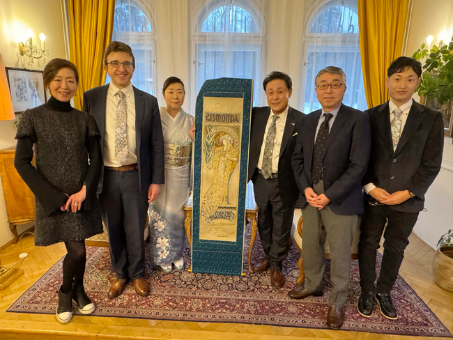 ミュシャ公認の京都・西陣織の老舗、在チェコ日本国大使館を訪問 ― 日欧文化を織でつなぐ