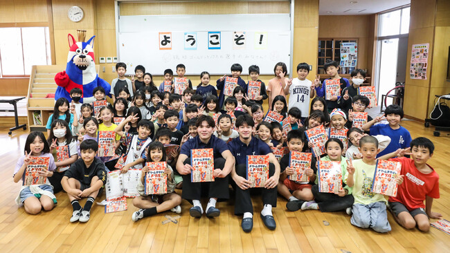 ホームタウン沖縄市内の小学3年生全員に「ドリームスタディドリル」を寄贈(９回目)