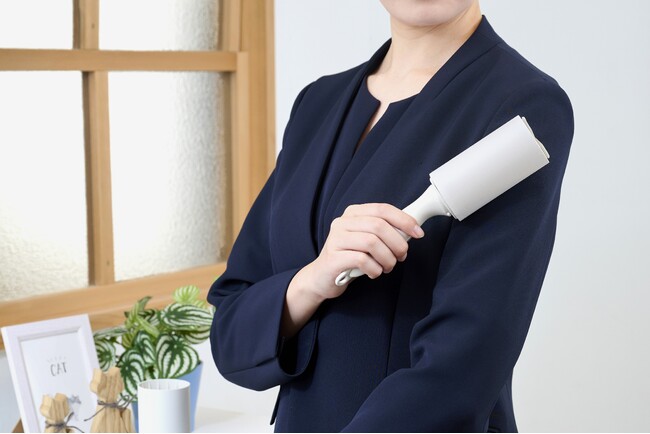 ホコリ、花粉、ペットの抜け毛、マダニまで除去！オールシーズン活躍する洋服用『コロコロ』　暮らしに馴染むデザインに生まれ変わって新登場