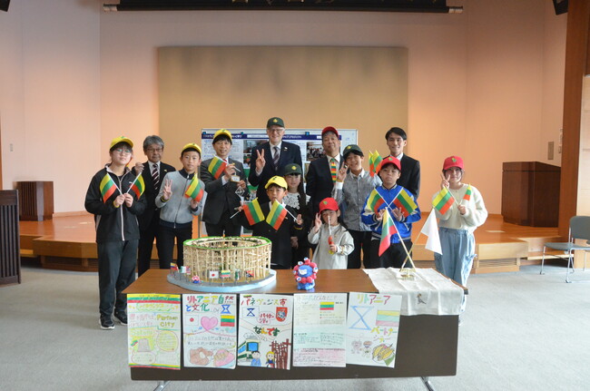 ようこそ豊橋市へ!駐日リトアニア共和国大使が市長表敬訪問・磯辺小児童との特別交流会も開催