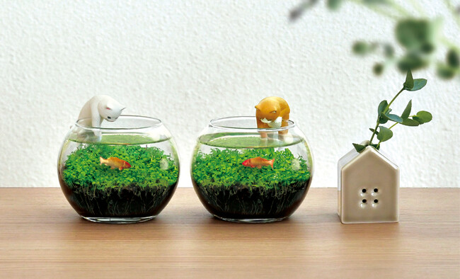 猫が狙う、金魚が泳ぐ。物語のある水草栽培キット「じゃれ猫水草鉢」--フィギュアで楽しむ新感覚の水草栽培