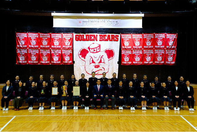 全国大会ダブル優勝の箕面自由学園高校・中学校 チアリーダー部へ「豊中かがやき大賞」を贈呈