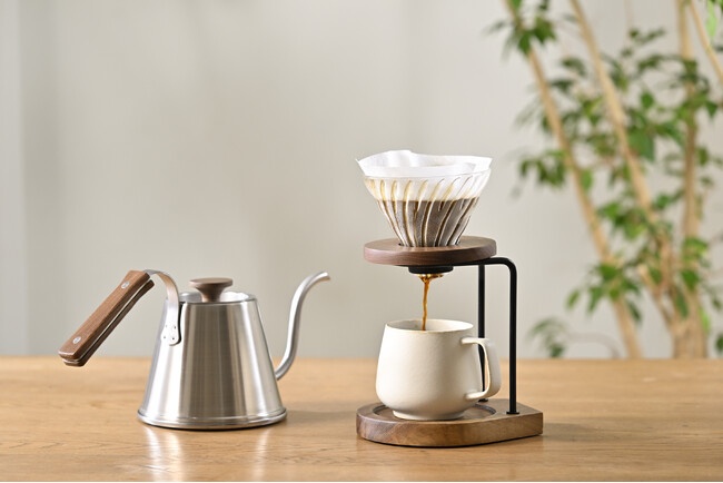 コーヒーの香りを味わい尽くすための一杯.ワイングラス発想のマグ「Note MUG」新発売。