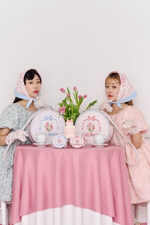 【Cath Kidston】テーマパーク好きインフルエンサー 中島姉妹とコラボレート。特別なアートのトランク風ポーチなど3月13日（金）発売！